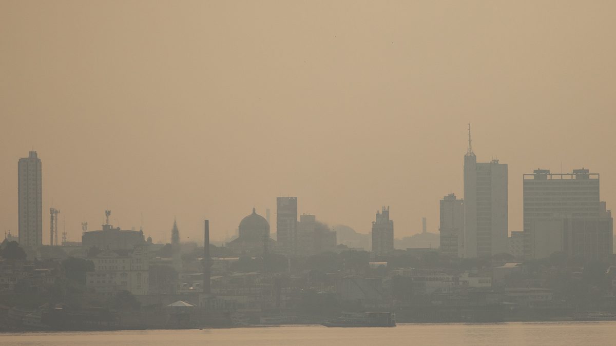 Prédios de Manaus encobertos por densa fumaça, vistos da Ponte Rio Negro (foto de arquivo)