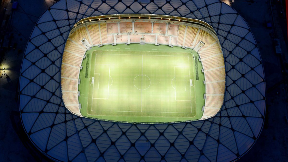 Vista aérea noturna da Arena da Amazônia, em Manaus, com o gramado iluminado