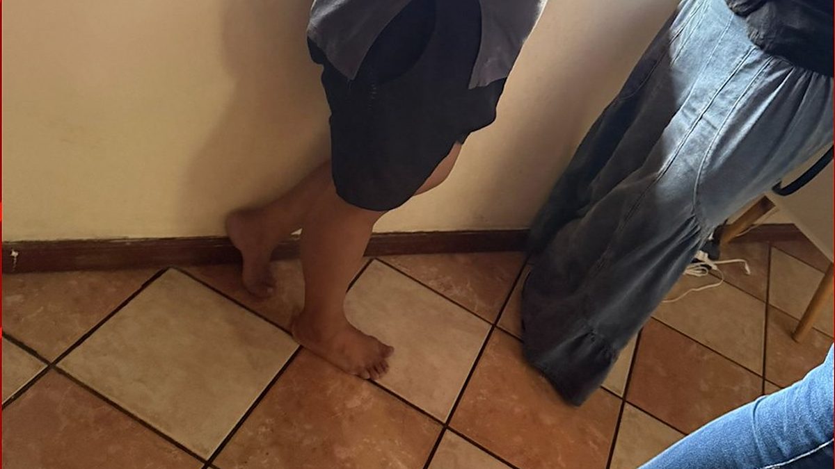 Pés de uma pessoa resgatada de trabalho escravo doméstico em Manaus, sem identificação do rosto