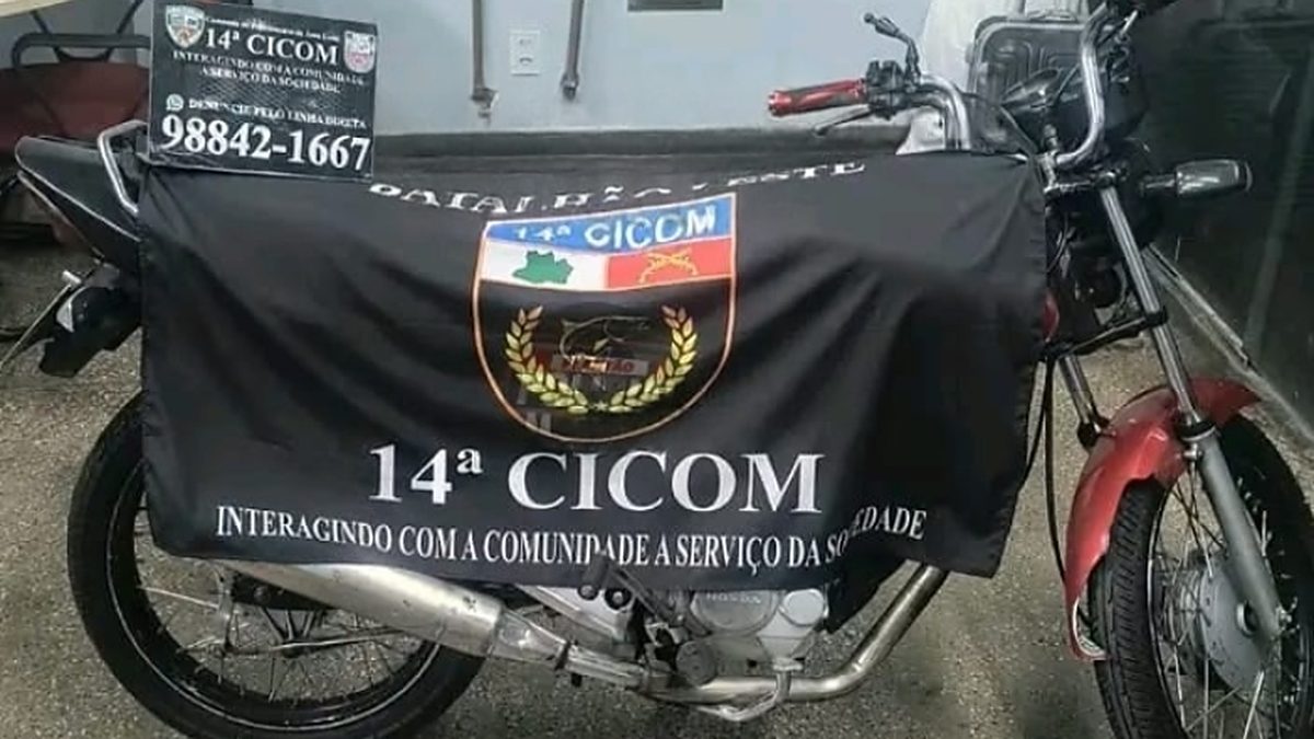 Motocicleta apreendida pela PM coberta com faixa da 14ª Cicom, em Manaus