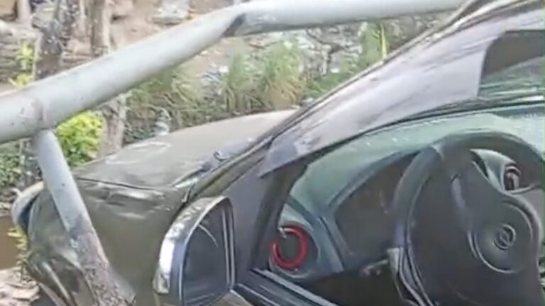 Carro colide contra mureta de igarapé no bairro Compensa