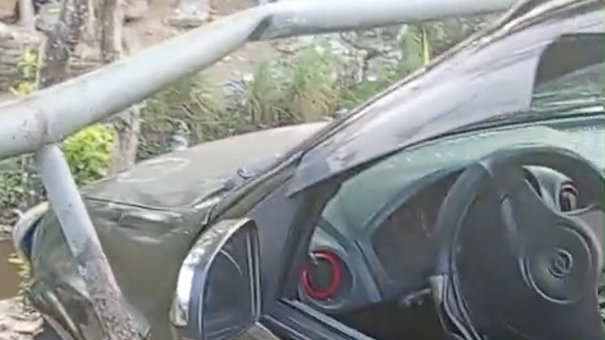Carro preso na mureta de proteção à beira de um igarapé no bairro Compensa