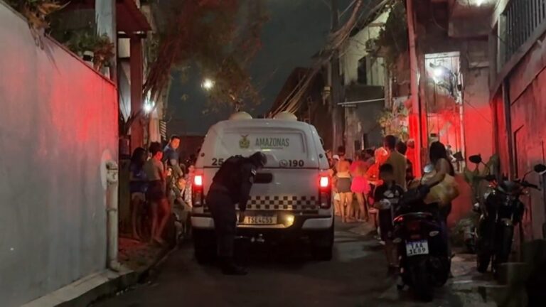 Homem é morto a tiros após perseguição de dupla em moto na Compensa