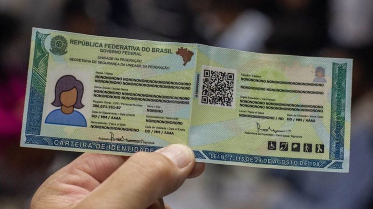 Mão segurando a Carteira de Identidade Nacional