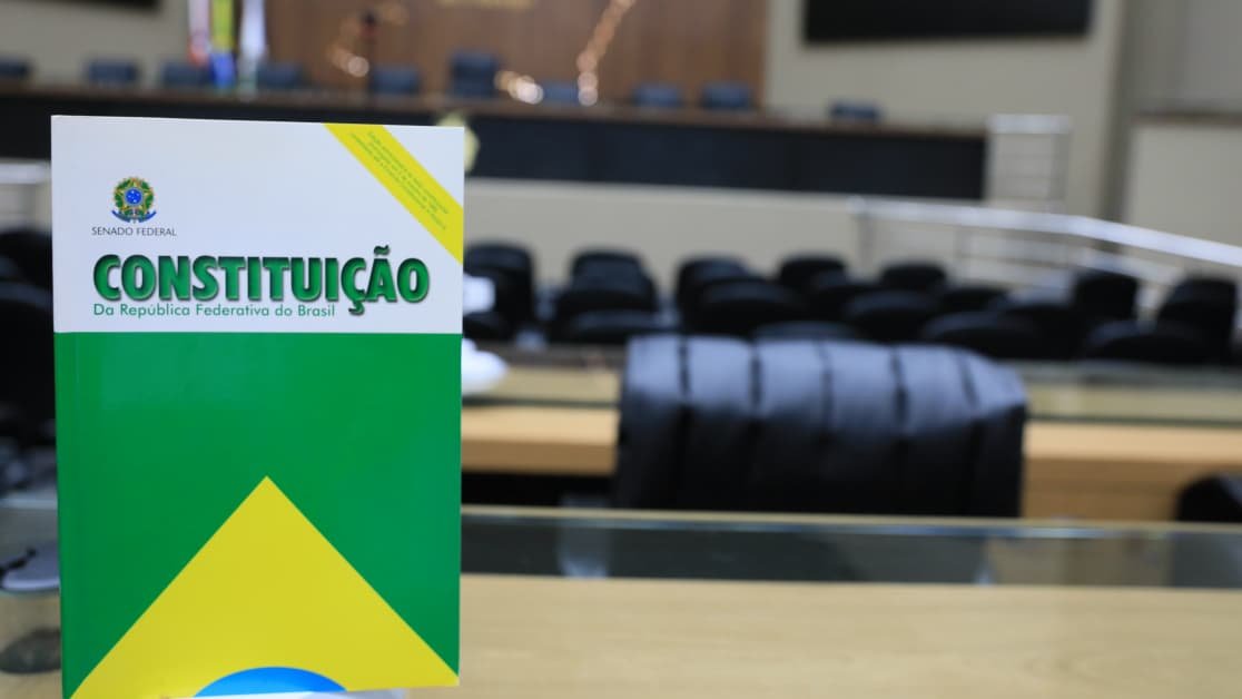Exemplar da Constituição Federal em destaque no plenário da Assembleia Legislativa do Amazonas