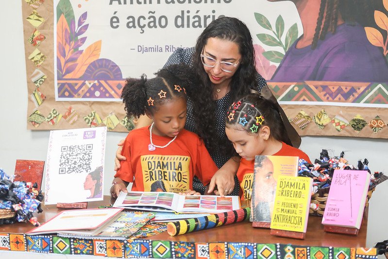 Mostra no Espaço da Cidadania Ambiental, no shopping Manauara, apresenta trabalhos de estudantes da rede municipal sobre protagonismo feminino.