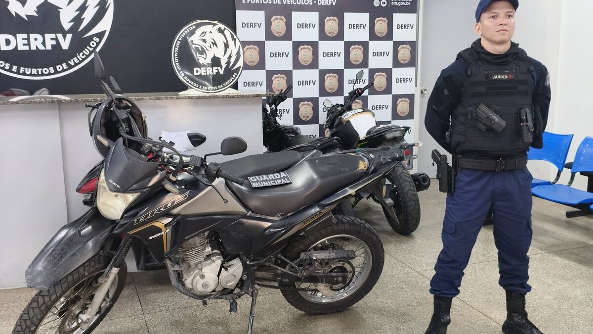 Guarda municipal ao lado de motocicletas apreendidas em uma unidade policial de Manaus