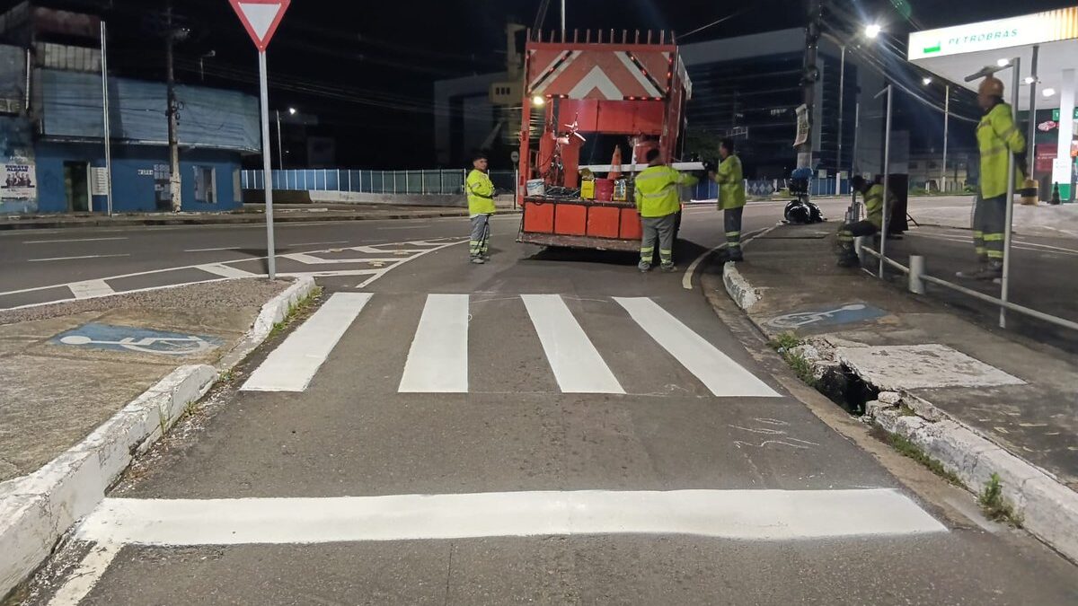 Instituto ligado à Prefeitura reforça faixas de pedestres, placas e vagas especiais em pontos de diferentes regiões da capital.