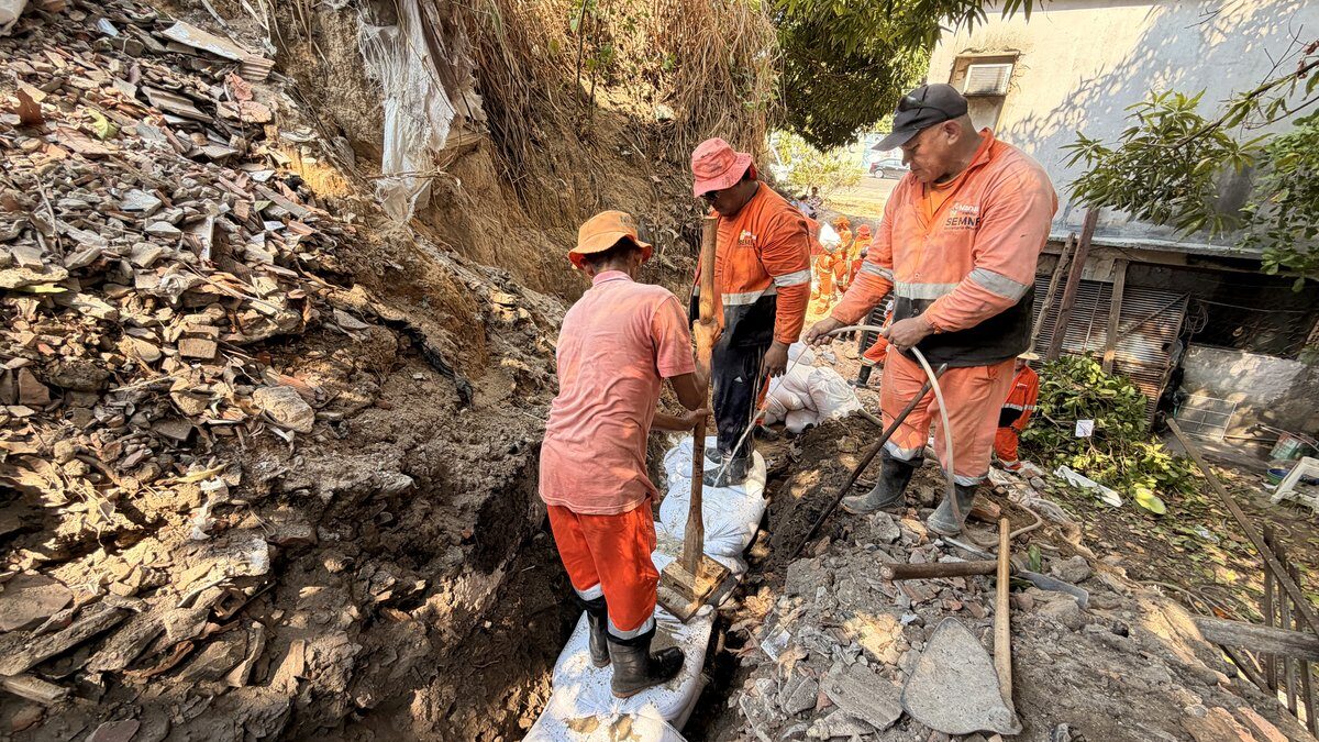 Operários da Seminf trabalham na contenção de erosão em talude no Centro Histórico de Manaus