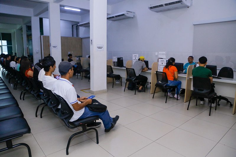 Pessoas aguardando atendimento em posto do Sine Manaus