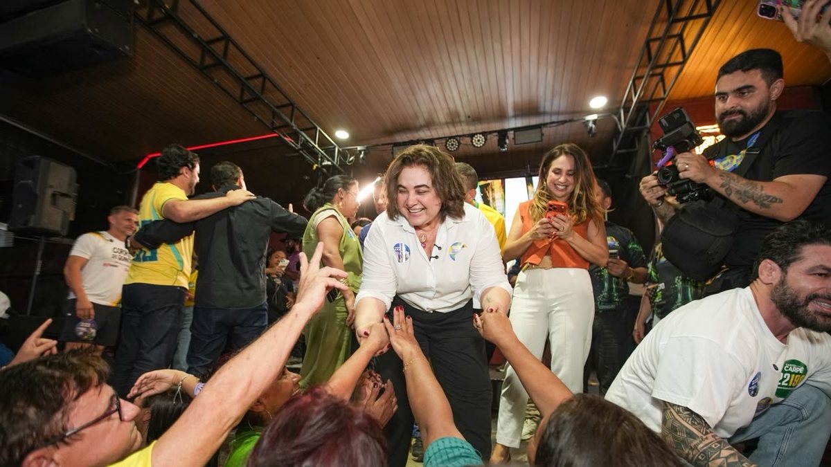 Professora Maria do Carmo cumprimenta apoiadores em encontro de campanha na zona Norte de Manaus