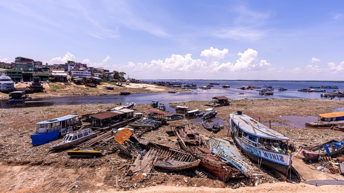 Barcos encalhados no leito exposto do Rio Negro durante a seca de 2026 em Manaus